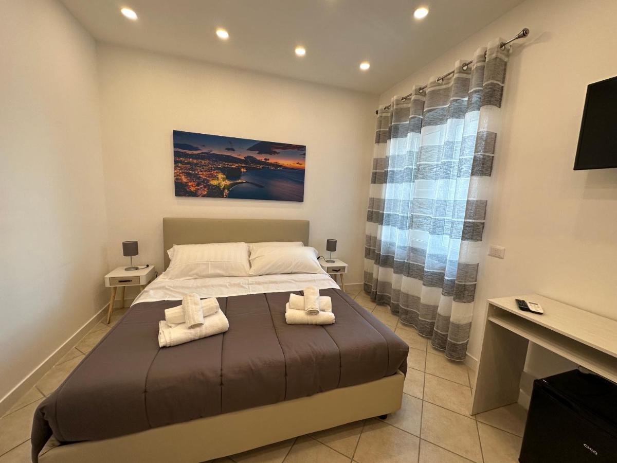 B&B Off Rooms And Relax Napels Buitenkant foto